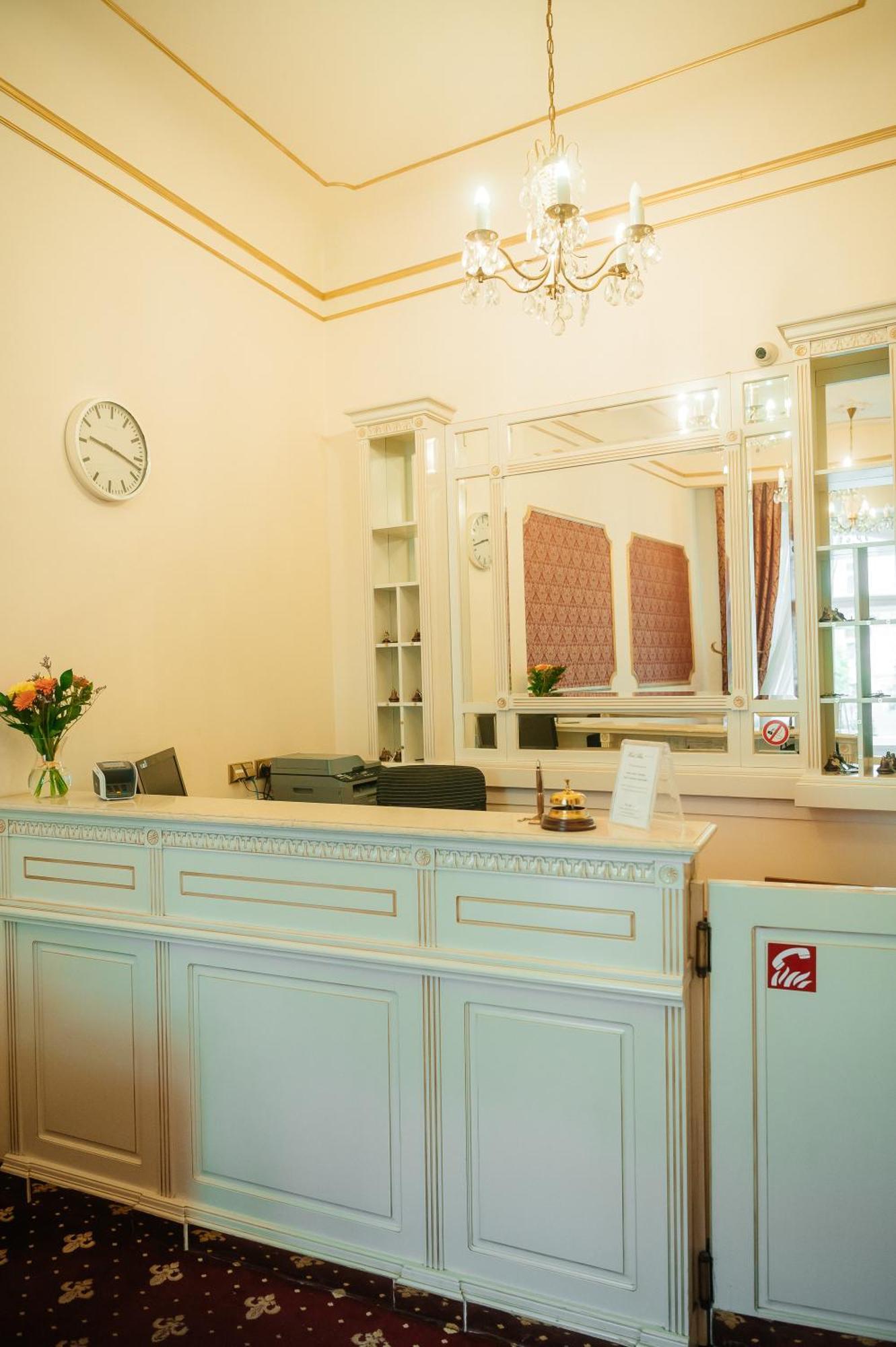 Alisa Hotel Karlovy Vary Exterior photo